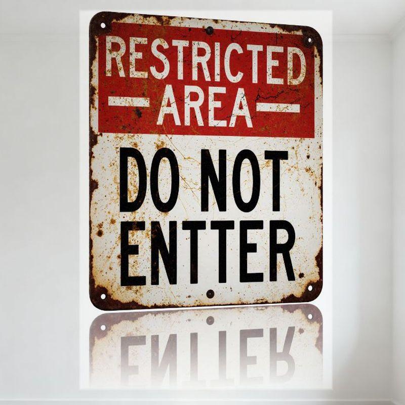 

Vintage Weathered Rectangular Metal Tin Sign with Red Top & White Bottom, Retro Wall Art for Bar Café Home Man Cave Decor 20x30cm（7.8x11.8inch）