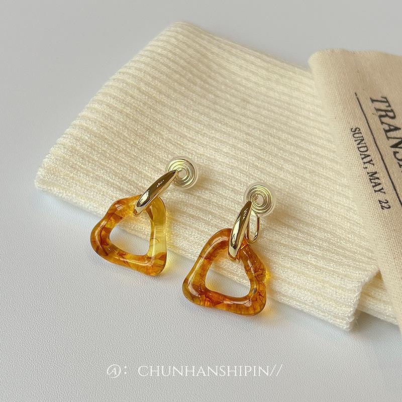 Autumn and winter trendy caramel color ear clips without ear piercings geometric triangle high-end stud earrings light luxury temperament earrings