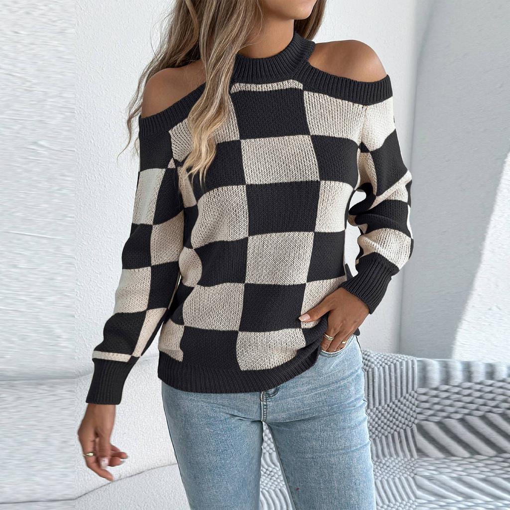 Dámský ležérní svetr s dlouhým rukávem a kontrastním kostkovaným vzorem, odhalující ramena