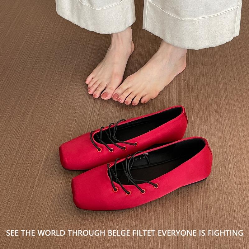 

Мода 2025 Новые атласные балетки на мягкой подошве, нескользящие, женские модные туфли с квадратным носком и неглубоким вырезом, на шнуровке, нескользящие, повседневные и удобные 35 красный