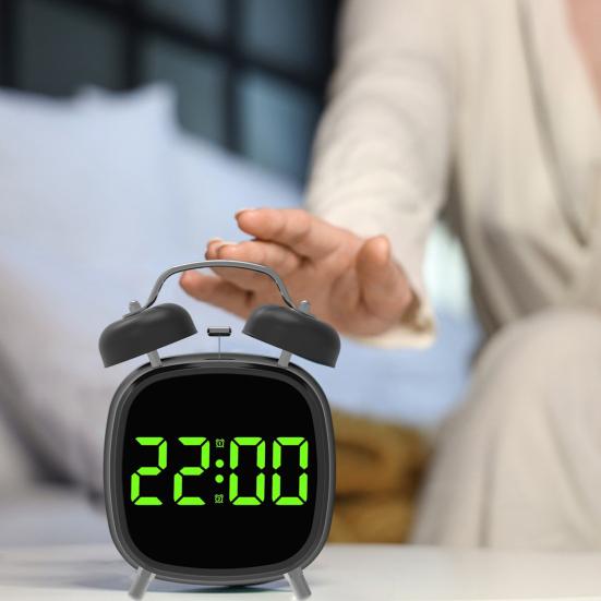 Liten digital vekkerklokke med LED-display Stor skjerm Snoozefunksjon Justerbar Batteridrevet Skrivebordsklokke