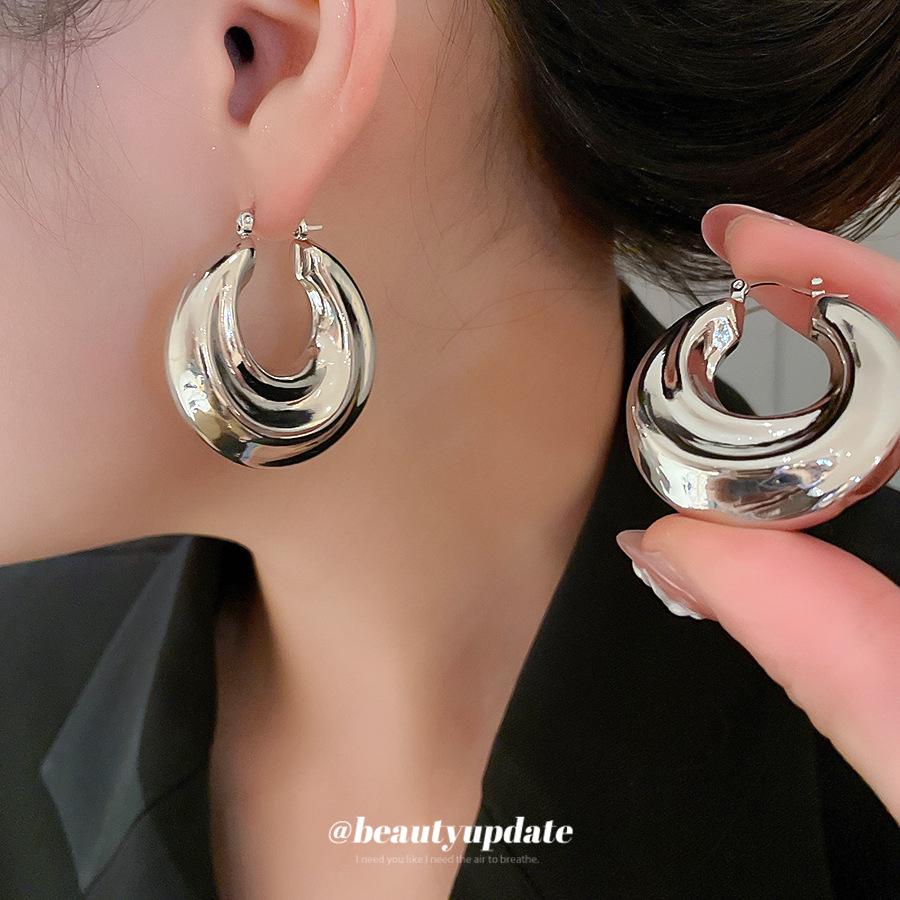 Manchettes d'oreille rondes en forme de U plissées à finition brillante métallique: Boucles d'Oreilles Mode Haut de Gamme