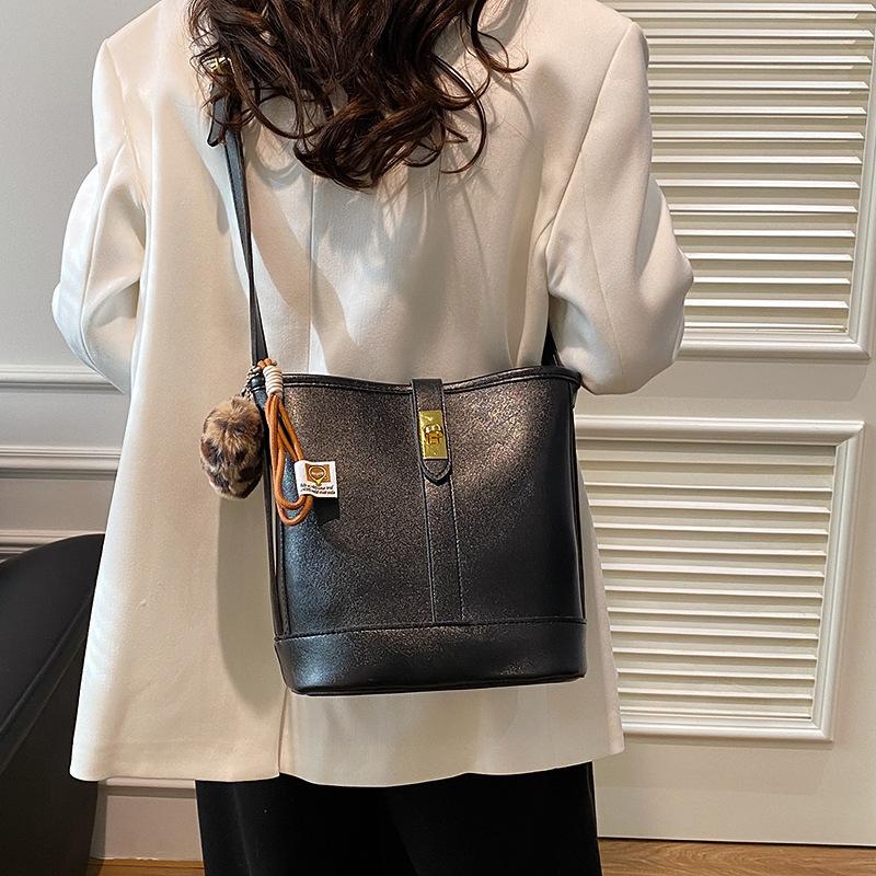 Fashion Trend Shoulder Bag 2025 New Crossbody Bag Simple Versatile Premium Bucket Bag Versatile Women's Bag
