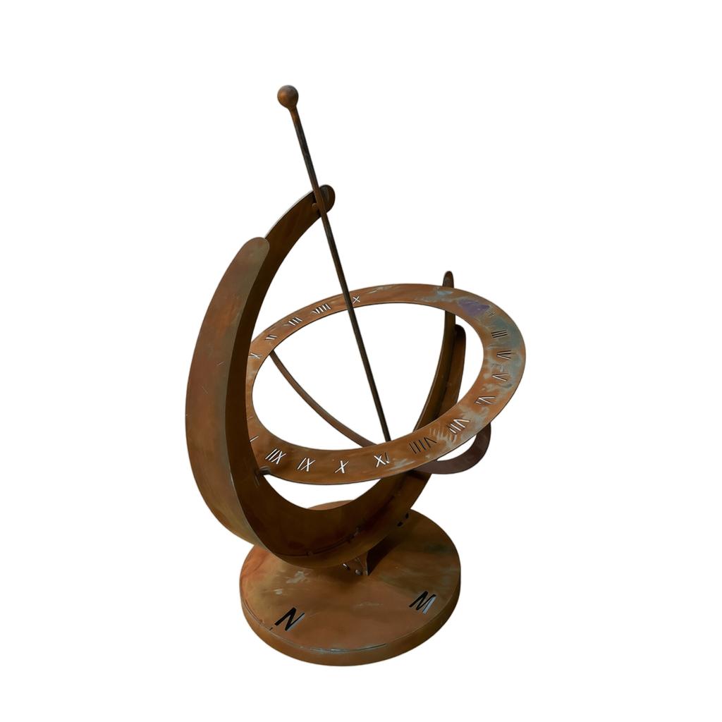 Ornamento de Globo de Relógio de Sol Estilo Vintage Enferrujado Escultura Decorativa de Metal para Mesa com Números Romanos e Base de Bússola para Uso Interno Externo