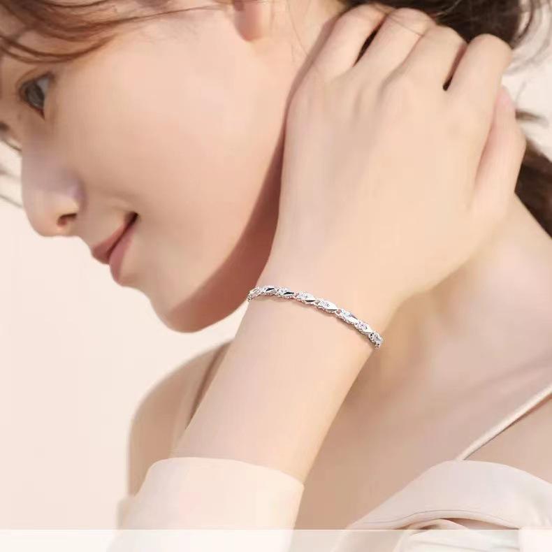 Fashionable Four-Leaf Clover Bracelet: Luxurious, Adjustable, Handmade Design, Perfect Birthday Gift for Her