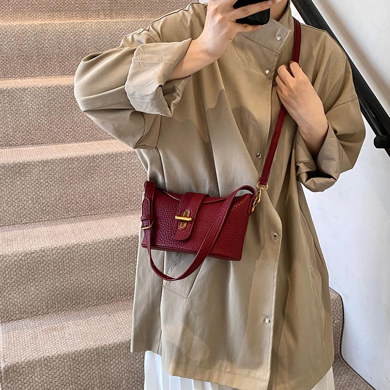 

Нишевая сумка-мессенджер под мышкой 2025 на плечо новая сумка повседневная высокомодная сумка женская 0.36 красный