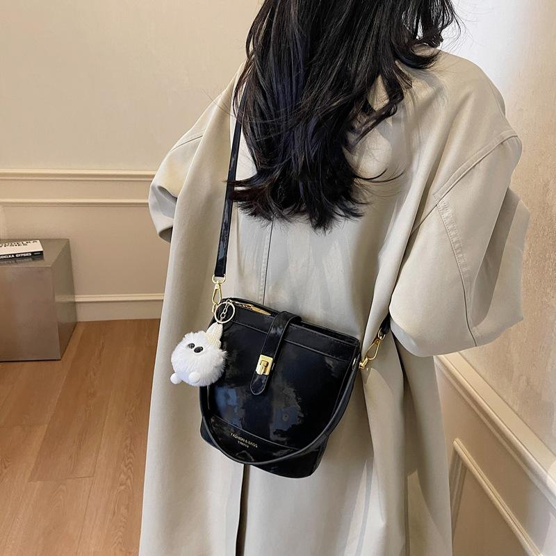 Simple Casual Hand Bucket Bag 2025 Spring New Korean Version Trendy Shoulder Bag Premium Messenger Bag
