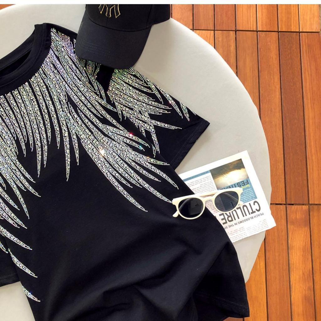 Maglietta a maniche corte con ali di piume di diamante nero taglie forti per donna - Anti-età e alla moda