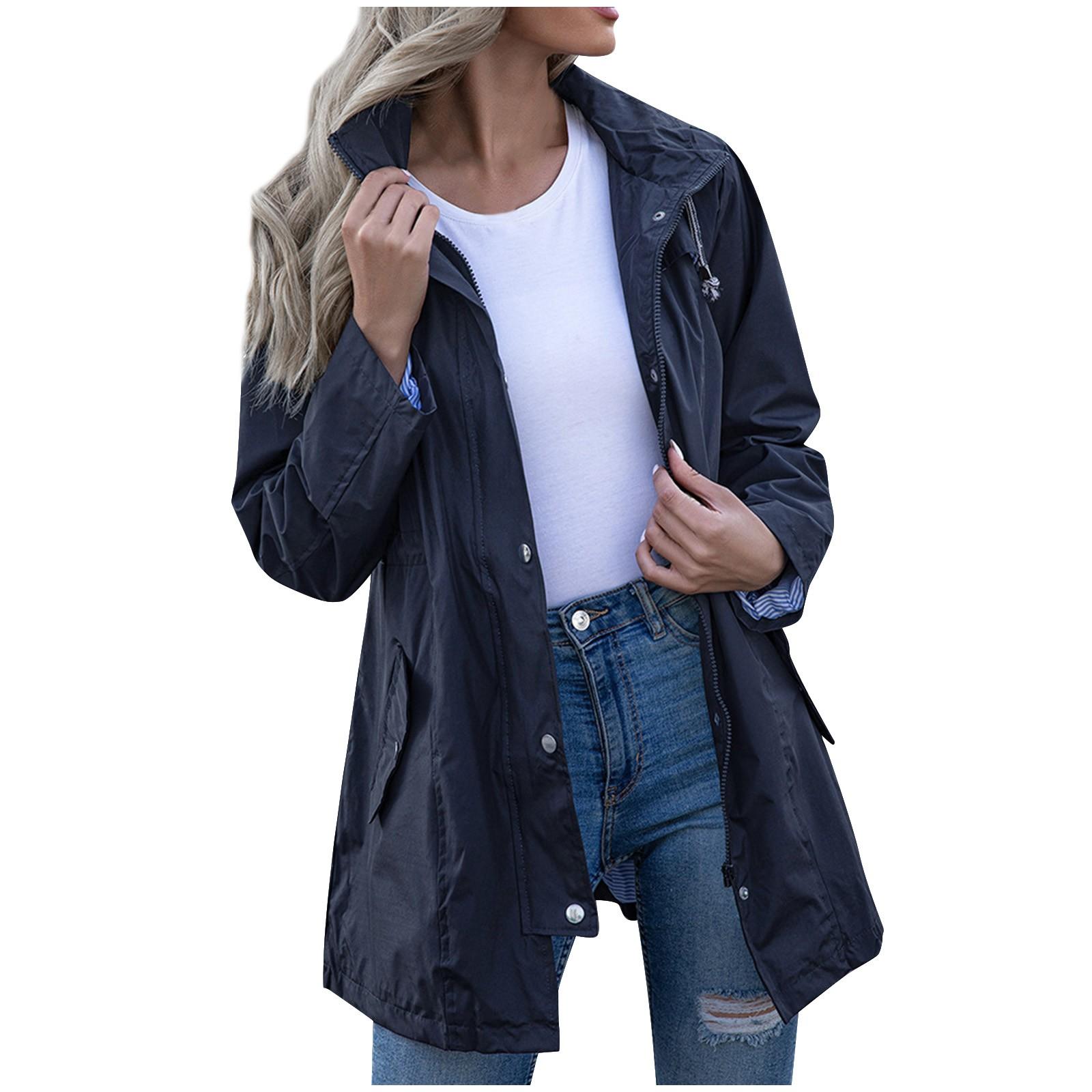 Женская водонепроницаемая куртка-дождевик с капюшоном на молнии средней длины — фото 6