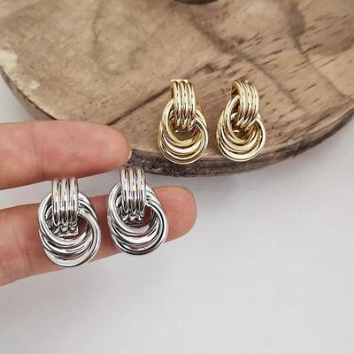 Dreilagiger kleiner Kreisknoten und Ohrringe für Frauen. Der Maxi-geometrische, überteuerte, moderne, glänzende Goldfarbe, schlichter Schmuck