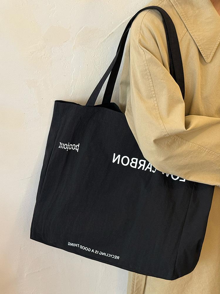 

Di Lizheba имеет ту же расслабленную сумку через плечо 2025 новая холщовая сумка-тоут большой вместимости в универсальном ленивом стиле чёрный