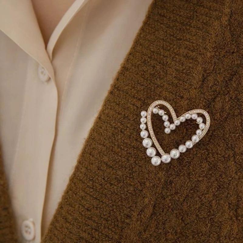 Pearl Hollowed-out Heart Brooch, High-end and Sophisticated Clothing Accessory, Small and Exclusive Exquisite Pin.