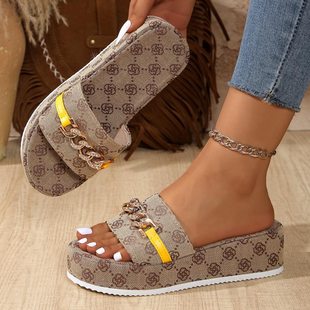 Fashion Women Slippers Trend 2025 New Summer Flat Luxury Sandals Outdoor Beach Designer Shoes Women Sexy Slippers Big Size Slides Women