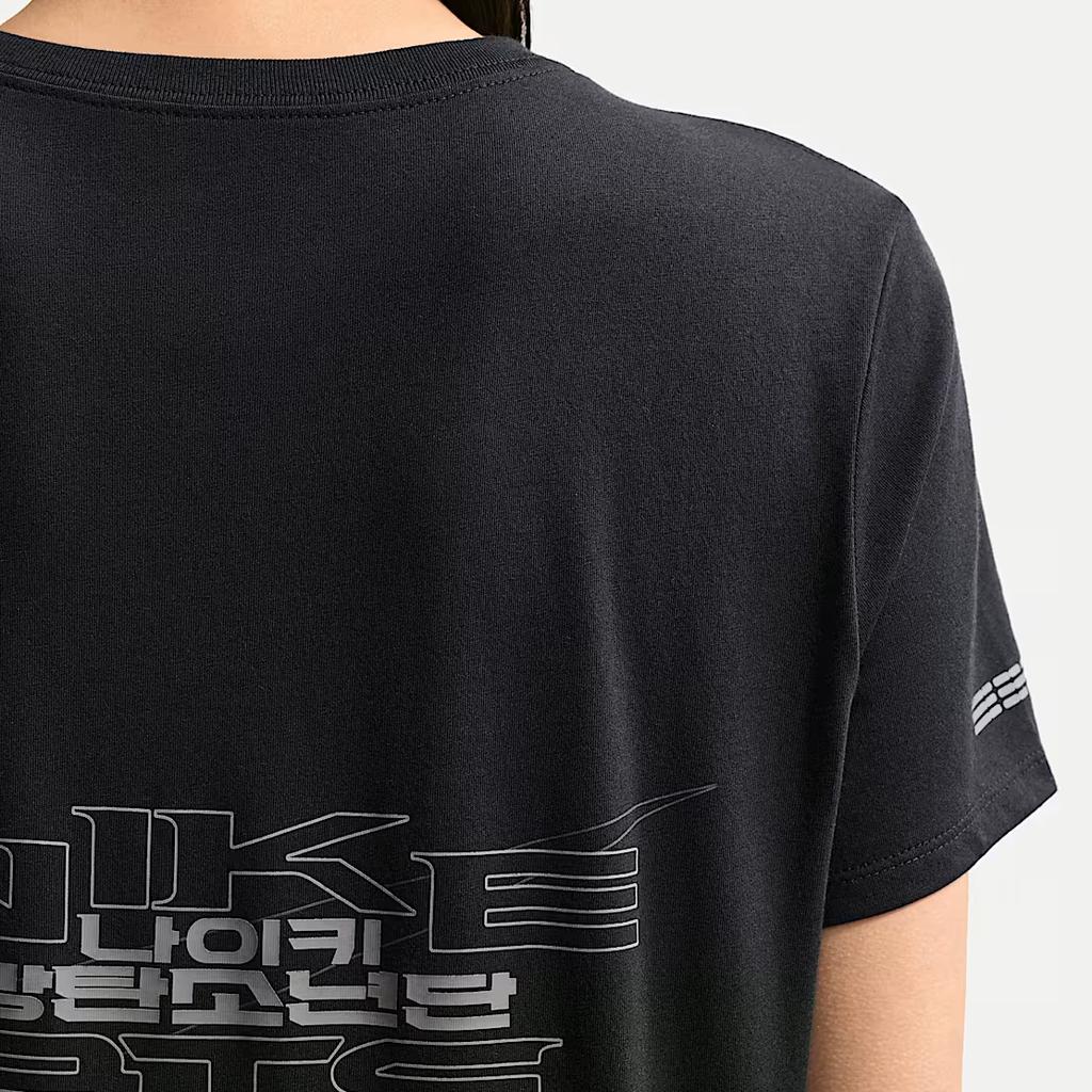 Nike T-shirt Comoda a Maniche Corte con Girocollo, Collaborazione BTS, T-shirt da Donna JF1696-010