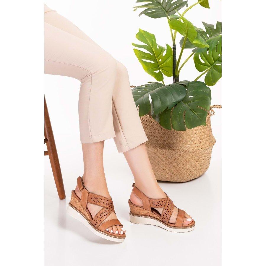 

Женские повседневные босоножки на танкетке из натуральной кожи