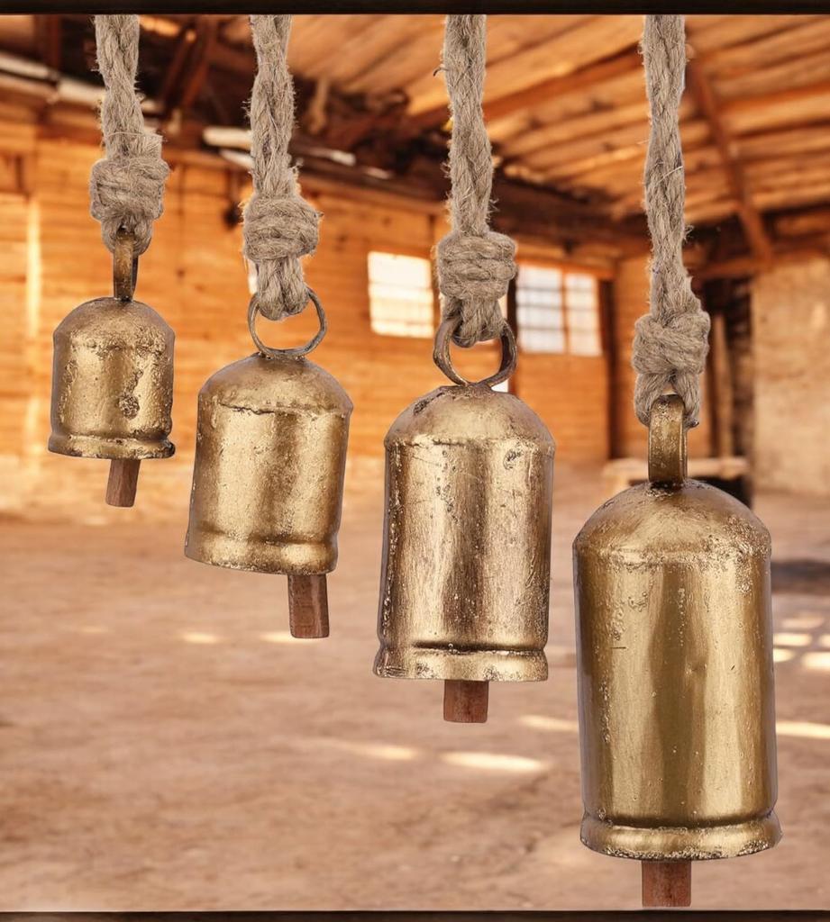 Vintage Guld Ko-klocka Girland 4 st, 2.5", 3.5", 4.5" och 5.5" Rustik Bondgårdsdekor för Julgran, Järnklockor med Jute-rep för Väggupphängning