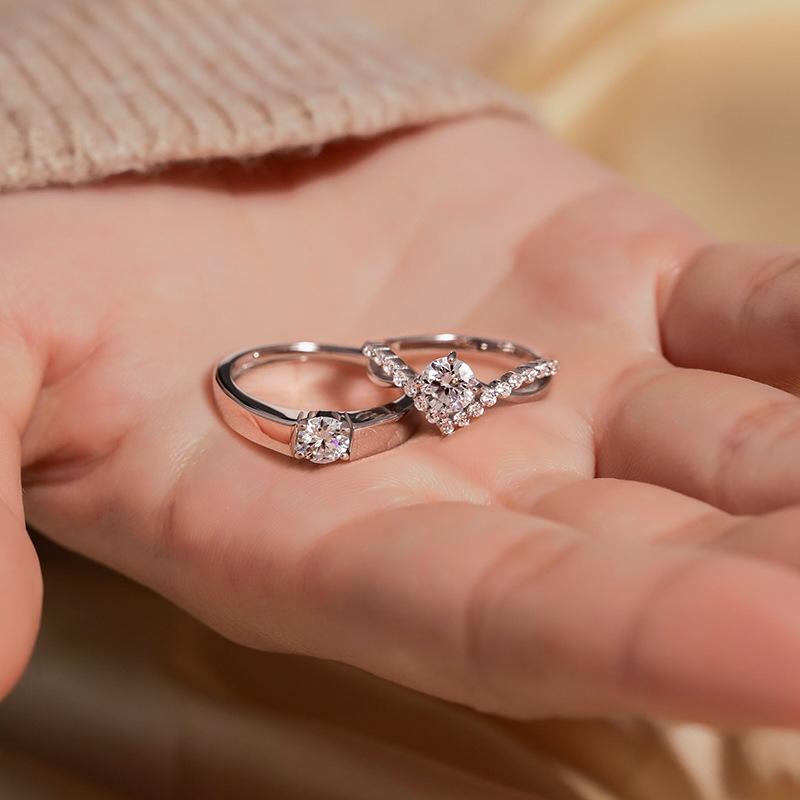 Design Sense Anneaux de Couple Couronne Zircon pour Femmes Hommes Luxe Zircone Carrée Éclatante Anneaux Délicats Saint-Valentin Bijoux Romantiques