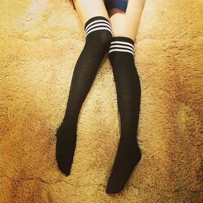 Chaussettes hautes en coton rayées noir et blanc style collège