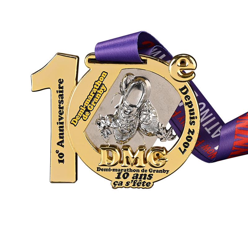 Niestandardowy obrotowy medal metalowy z smyczą - Odznakowa pamiątka krajobrazowa z wypalanym wykończeniem lakierniczym