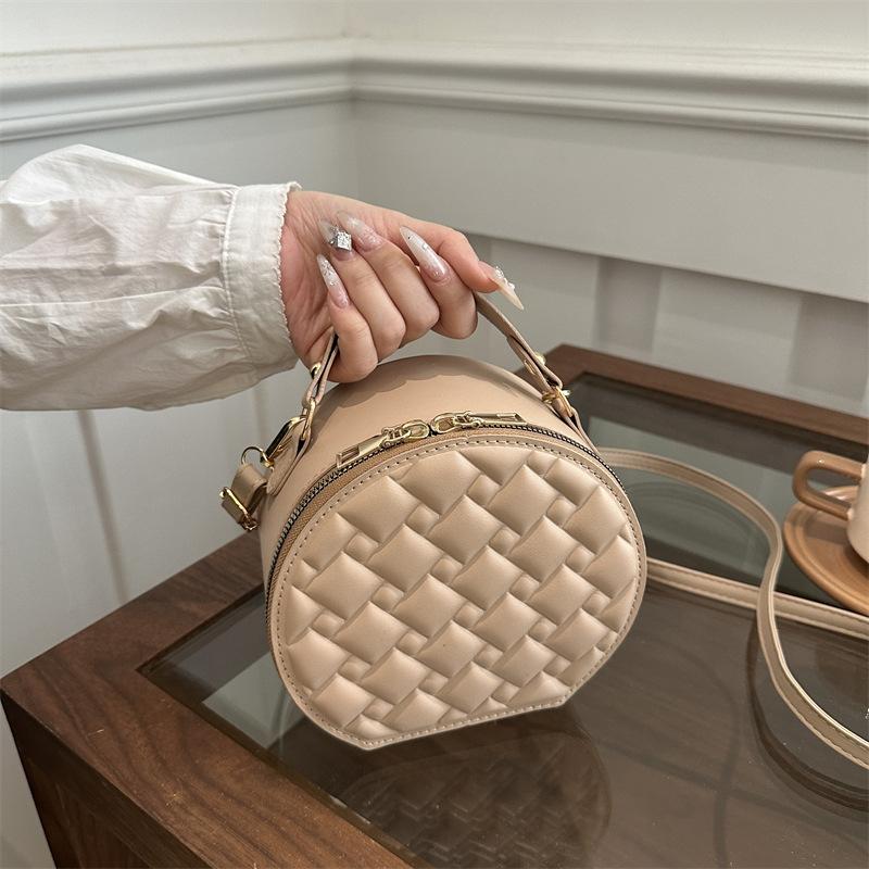 Women's niche design Internet celebrity handbag 2025 spring new versatile ins shoulder messenger bag small round bag women