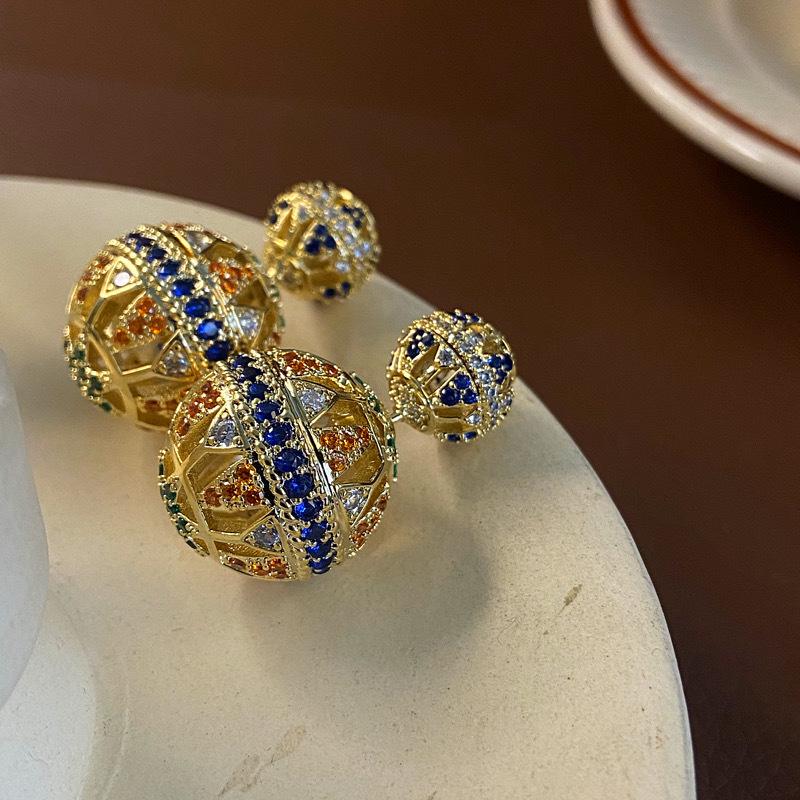 

Этнические многоцветные серьги-пусеты в виде полых круглых шариков с цирконовой инкрустацией