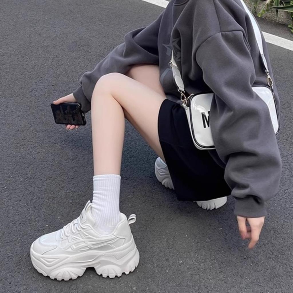 Beliebte Dad Shoes Damen 2025 Frühling und Sommer neu dicksohlige erhöhende vielseitige kleine schwarze dicksohlige Muffin-Sneaker