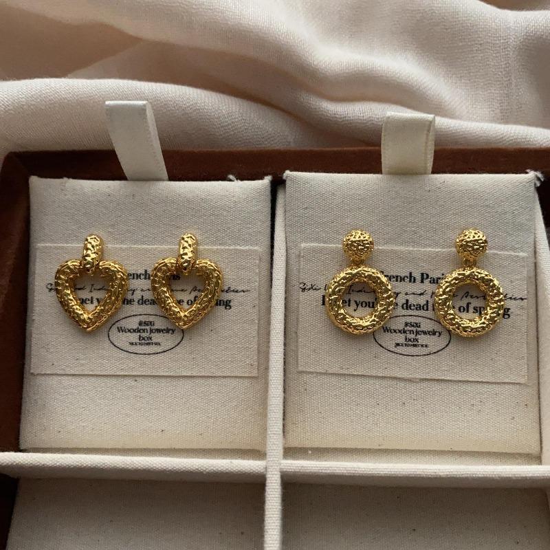 Classic Metal Love Round Stud Earrings Fashionable Versatile Retro Light Luxury Exquisite Niche Daily Commuting Earrings