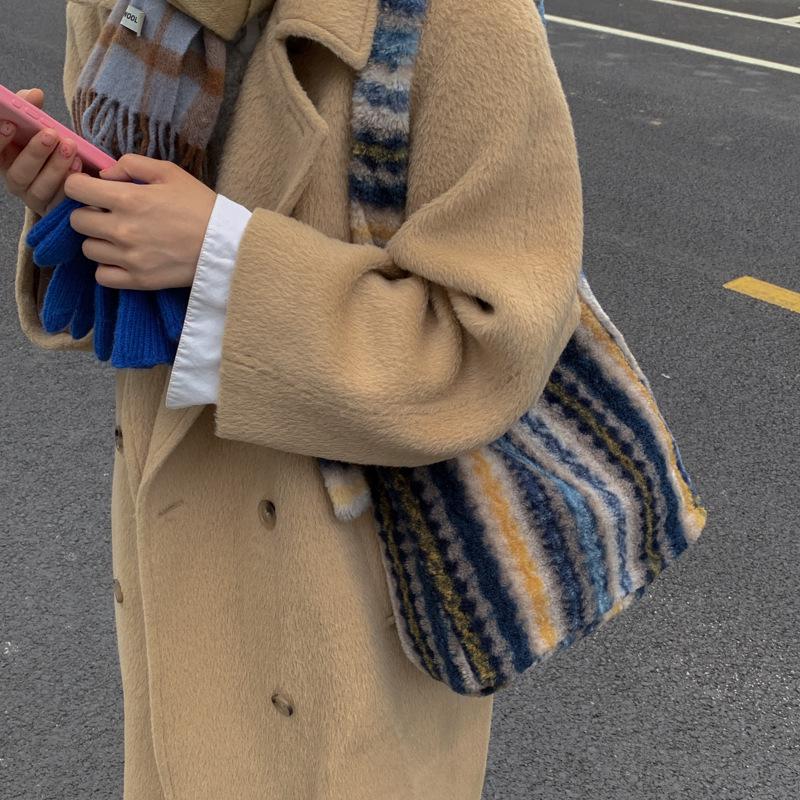 2025 Autumn/Winter Plaid Plush Shoulder Bag: Retro Large Capacity Women's Tote