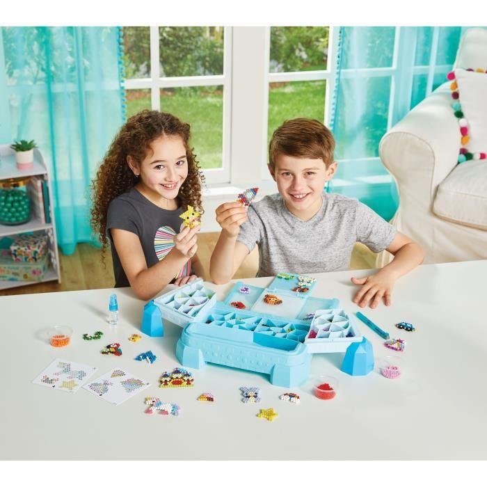 Aquabeads Mon grand atelier de création, 1500 perles de différentes formes et couleurs, perles qui collent avec de l'eau, 31775, Dès