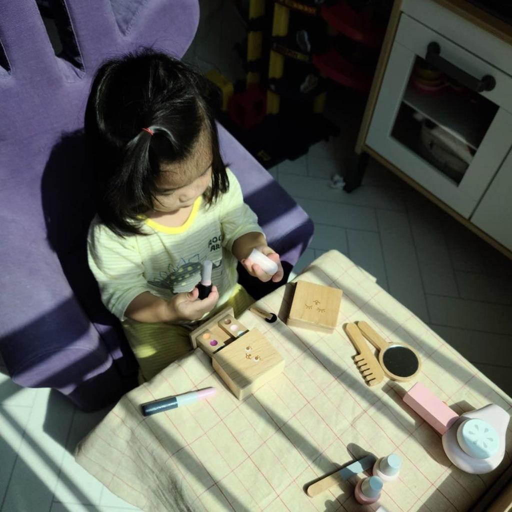 Children's Wooden Pretend Makeup Set: Portable Cosmetics Toy for Dress-Up and Imaginative Play