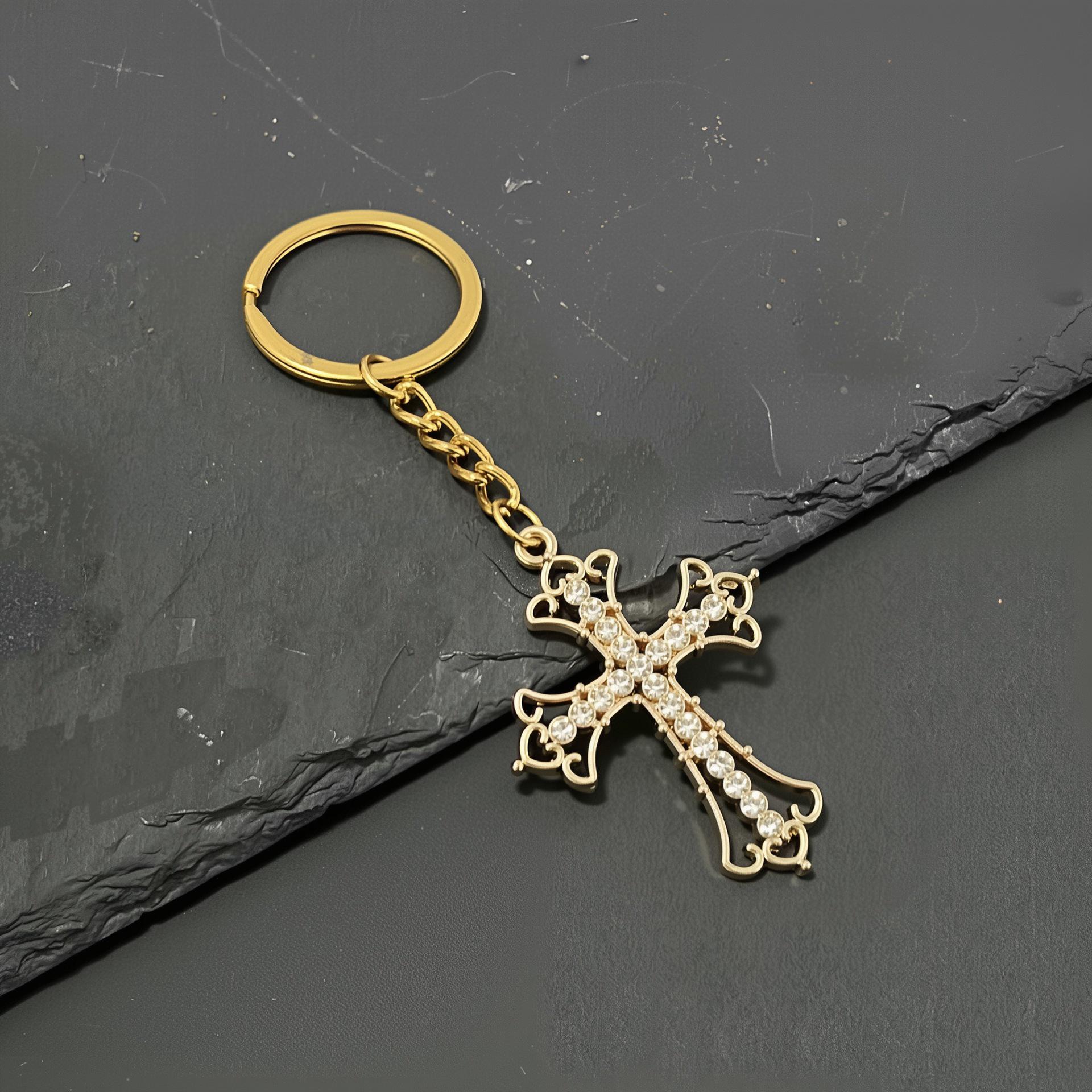 

Vintage Cross Keychain for Men & Women: Stylish, Versatile Bag & Car Accessory золотой