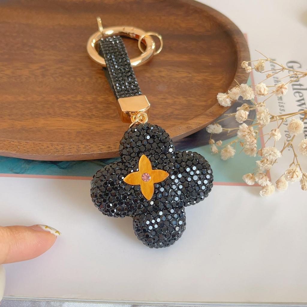 Elegant Rhinestone Four-Leaf Clover Keychain: Luxurious Bag Pendant & Car Accessory