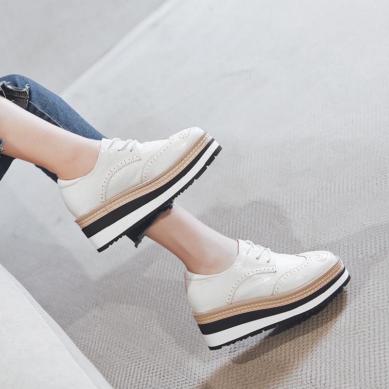 Autunno 2026 Scarpe Basse da Donna Stile Britannico Brogue Intagliate con Lacci Piattaforma