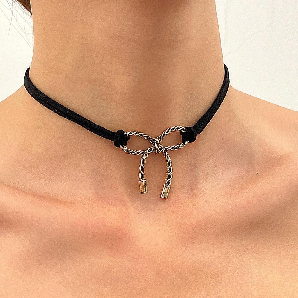 Creative Velvet Snake-Shaped Flower Collar Necklace - Black
