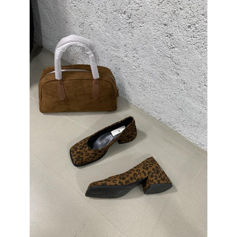 

French temperament square head single shoes women s 2025 new spring retro thick heel light mouth Mary Jane shoes commuter shoes 39 цветной печати леопарда