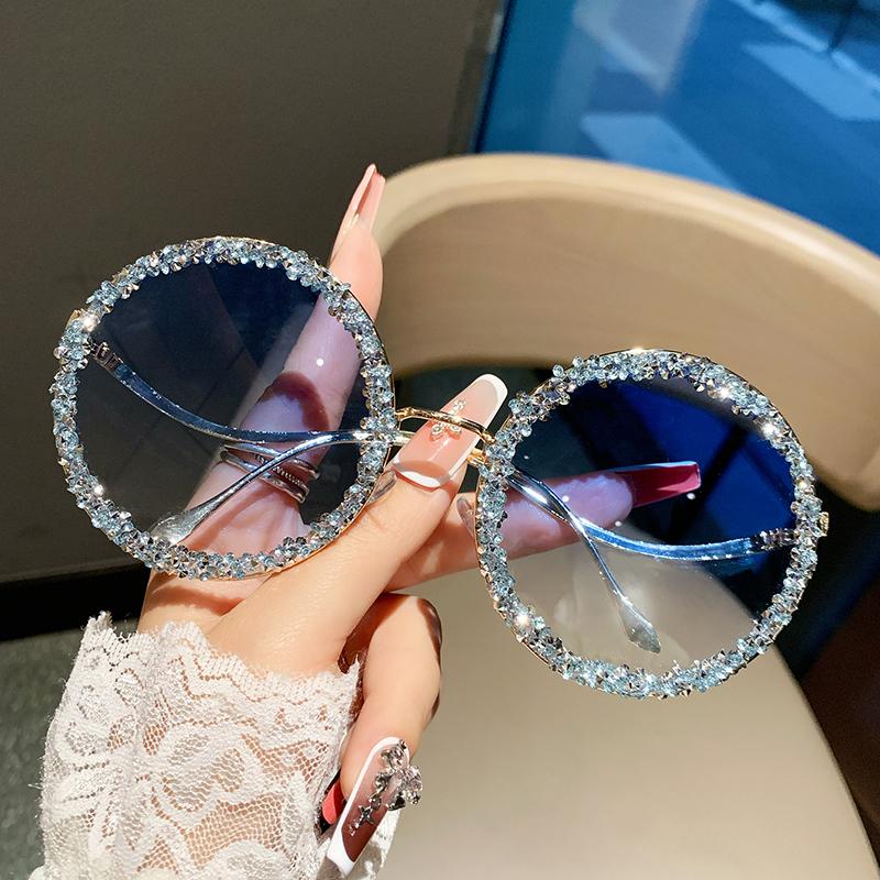 Ladies diamond new fashion glasses, slim face, fashionable high-grade sunglasses, street shooting.