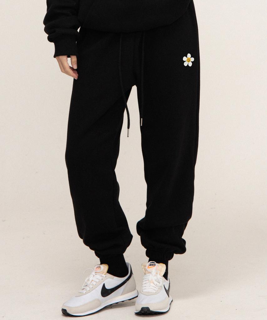 Graver [Unisex] Flower Dot Embroidered Sweat Jogger Pants_Black