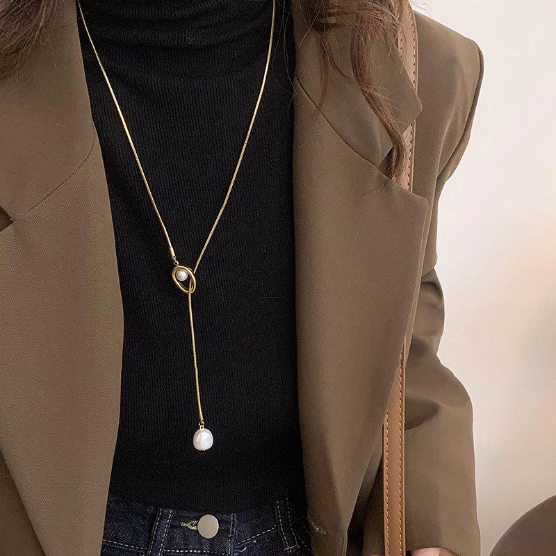 Hochwertige Geometrische Perlen- und Gold-Anhänger Halskette mit Silberperlen - Elegantes Leichtluxus-Accessoire für Damen