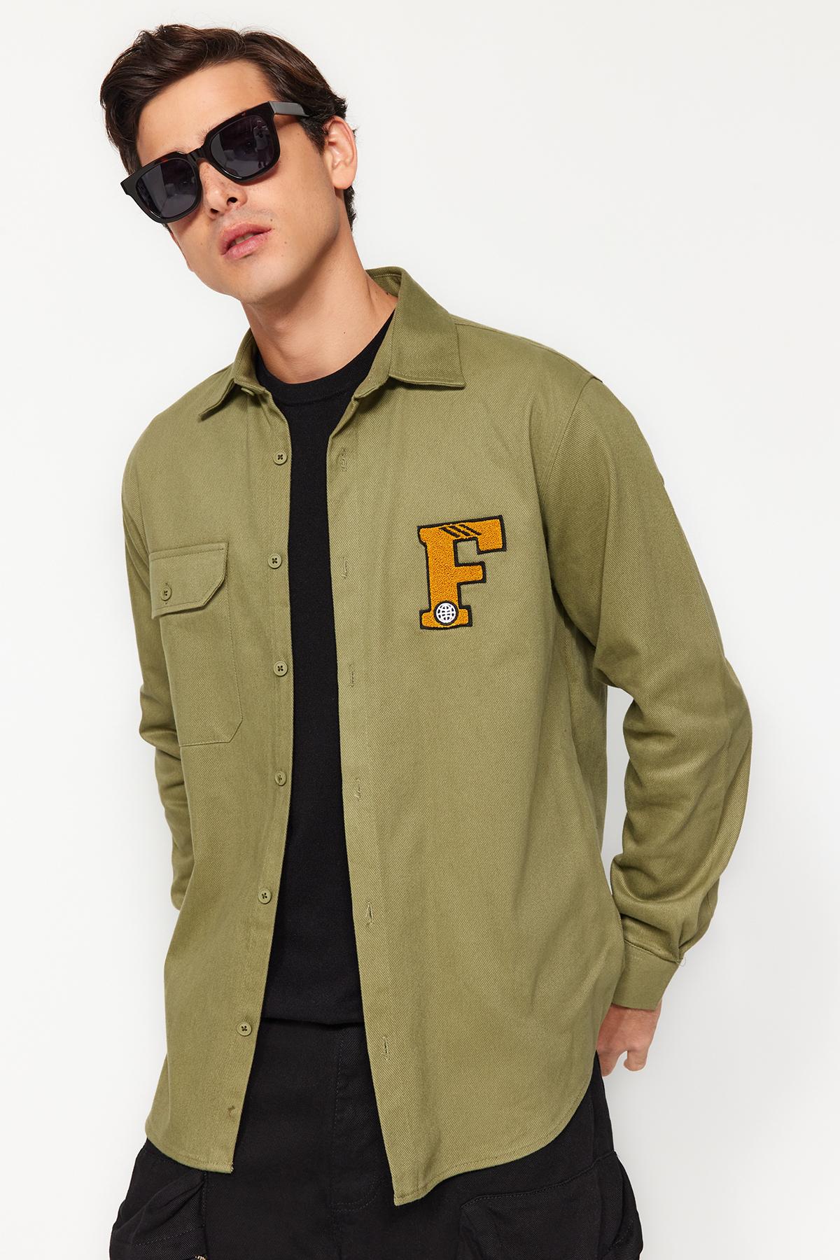 

Мужская рубашка из габардина стандартного кроя цвета хаки с вышивкой TMNAW24GO00071..