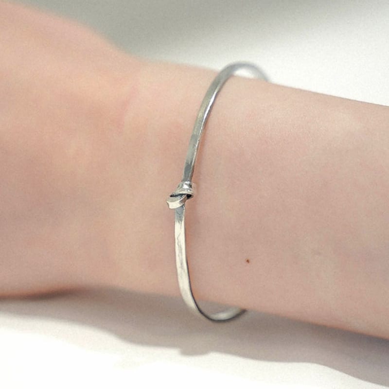 

HARANG HR 05B_Silver Knotted Bangle Bracelet matte free