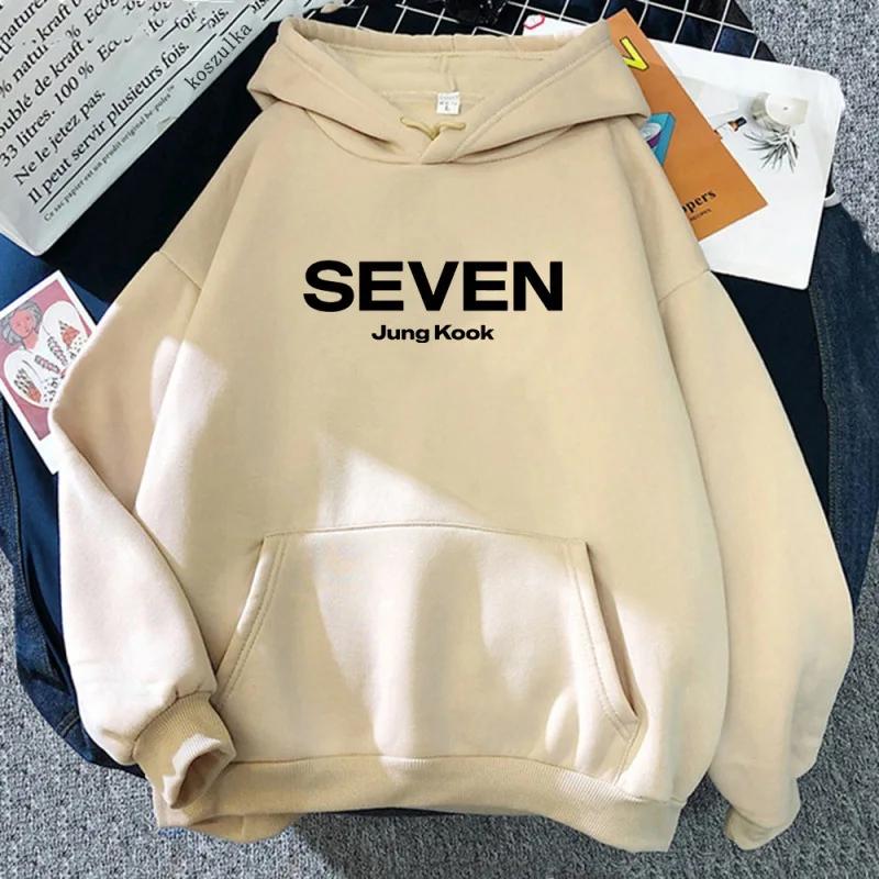 2025 model of men's and women's school-style clothing with 2D printed lettering on the hooded sweatshirt in a loose fit