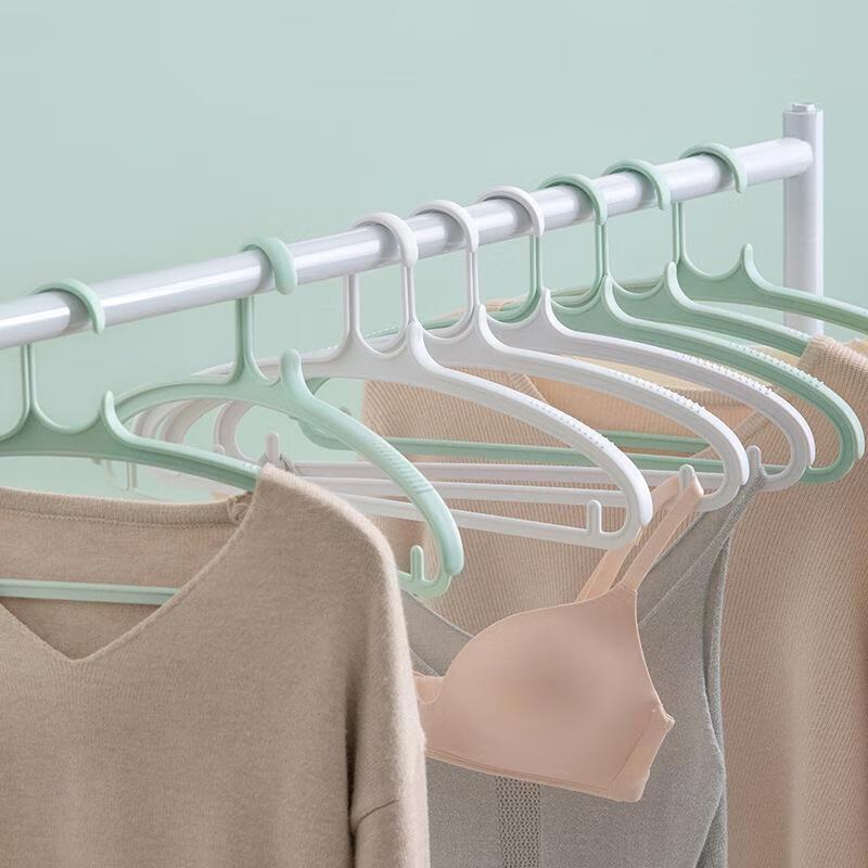 Chahua Seamless Wide Shoulder Non-slip Hangers (3-Pack)