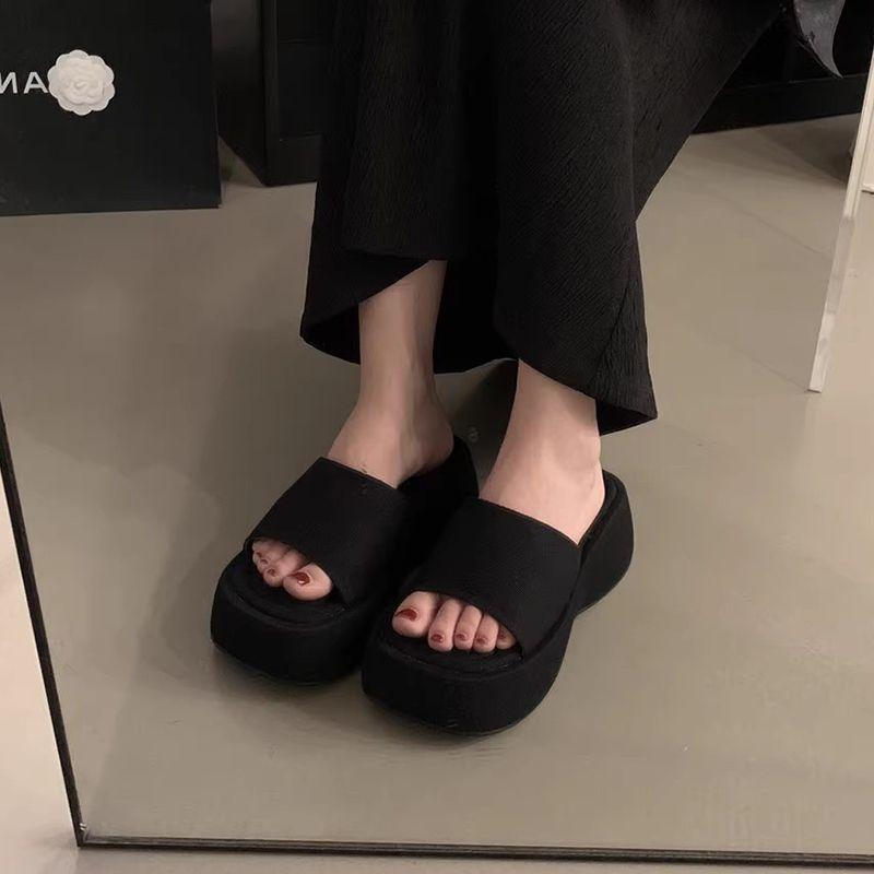 Muffin thick-soled cool slippers women's summer wear fashion and high sense Internet celebrity one-word drag 2025 new super fire beach shoes