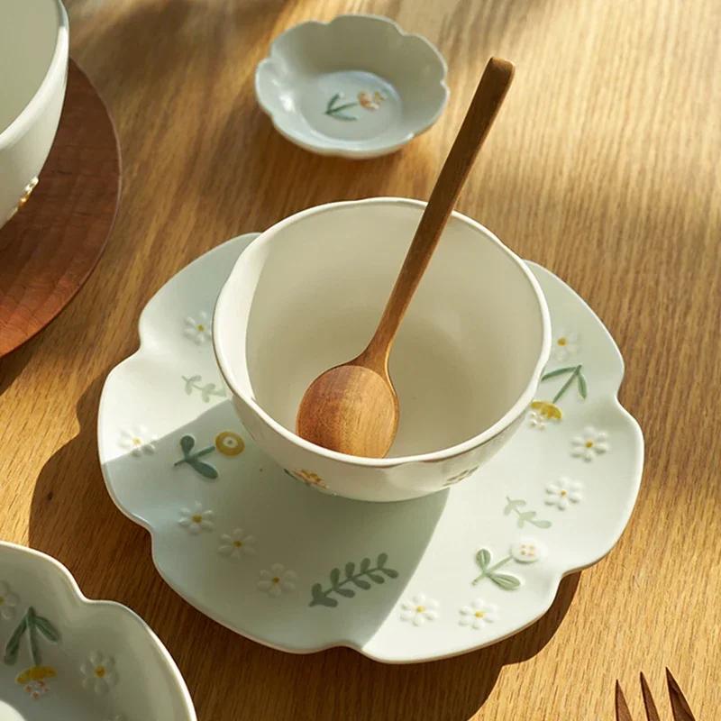 Blumen Relief Keramikplatten Kreative Rund High-End Fischplatte Köstliche Gerichte Speiseplatte Exquisites Haushaltsgeschirr