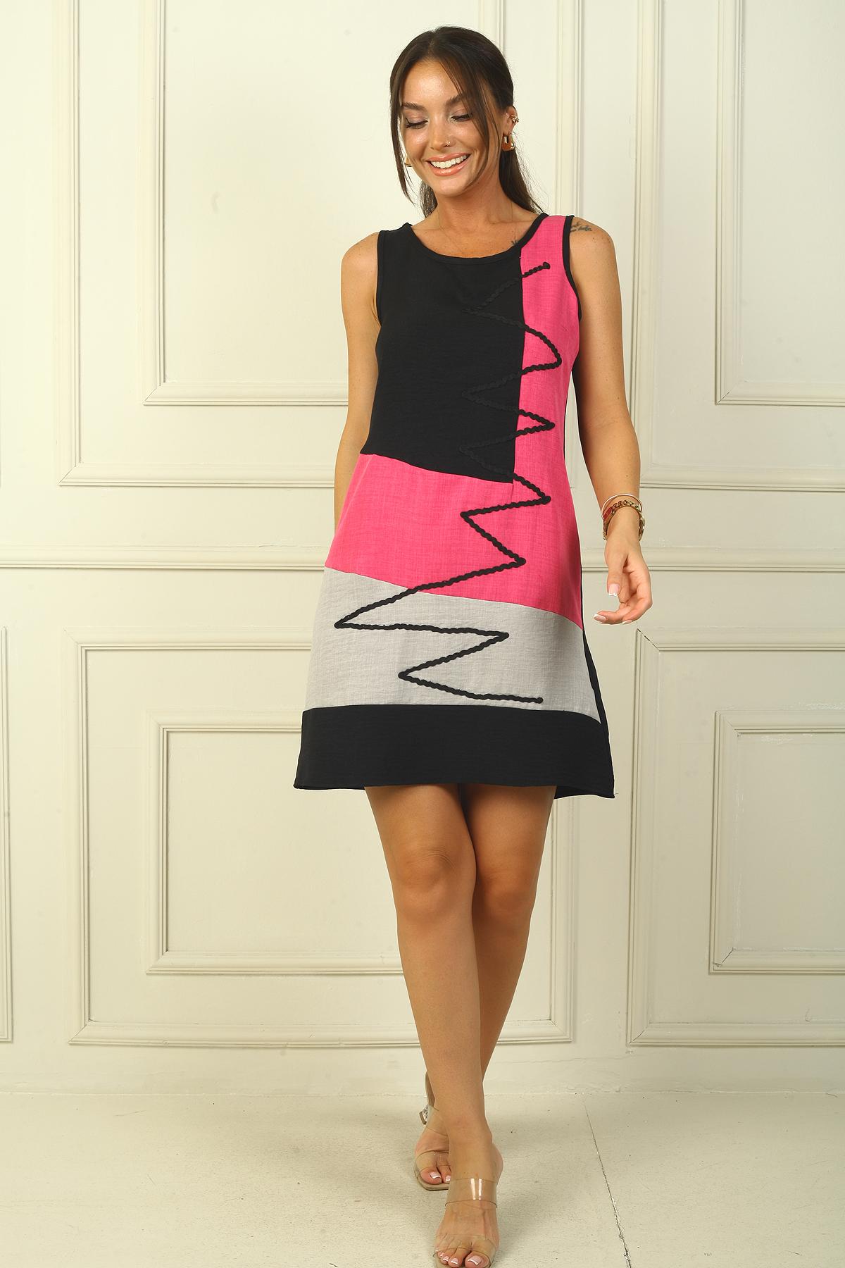 

Льняное платье с узором «елочка» в цветных блоках S чёрный