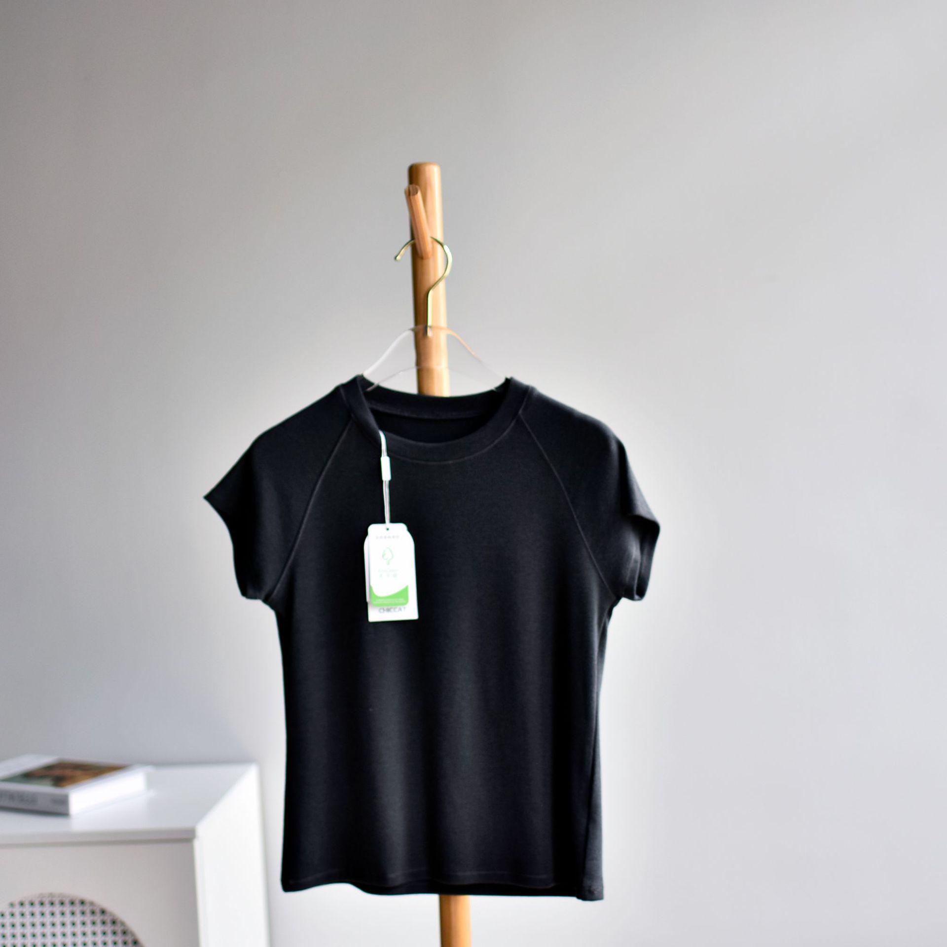 

2025 Летняя женская футболка из французского шелка и хлопка с асимметричными плечами и тонкой спинкой, большой размер L (80-105 lbs)