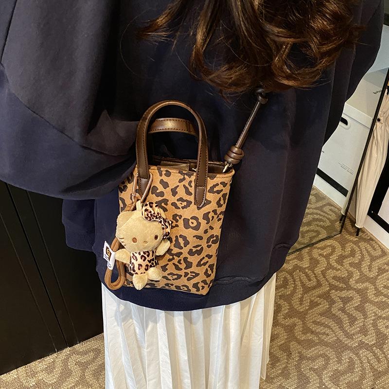 Autumn and winter retro niche leopard print bag women's new versatile messenger bag suede suede mobile phone bag