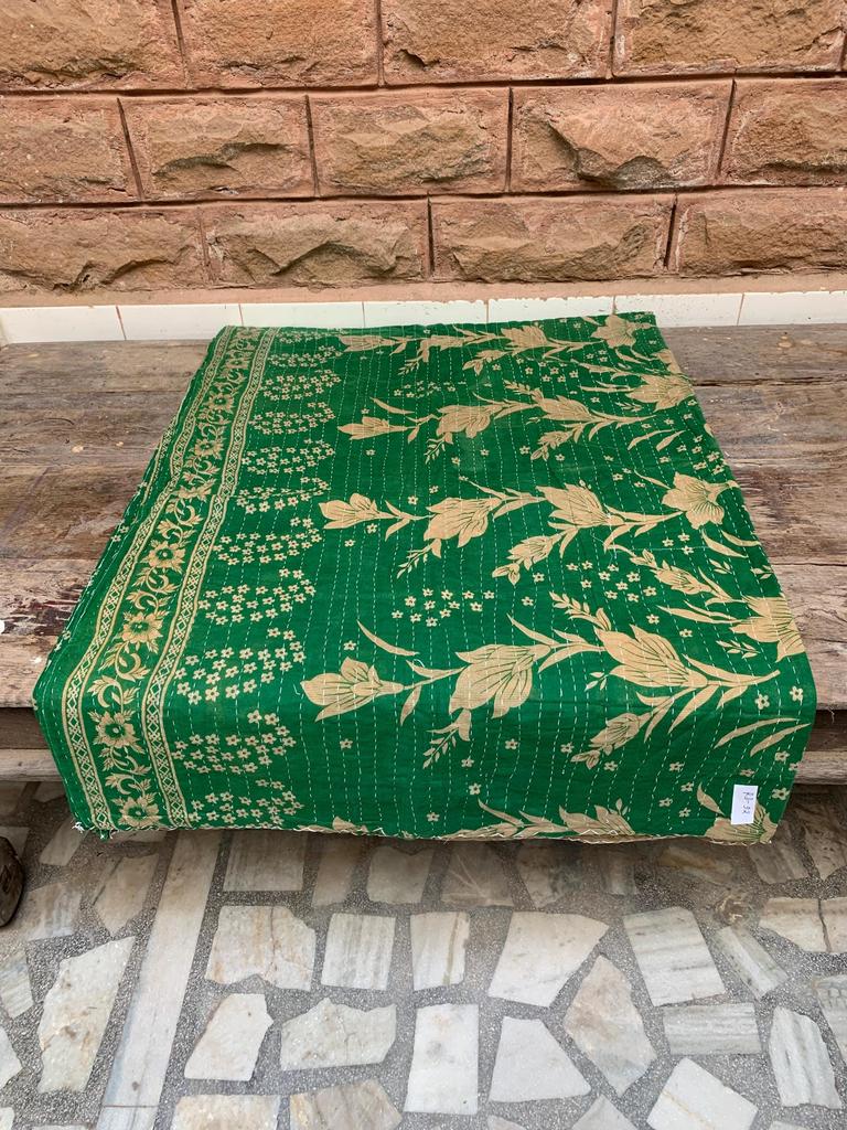 Vintage Kantha Quilt: Handgenähte florale Baumwoll-Überwurfdecke
