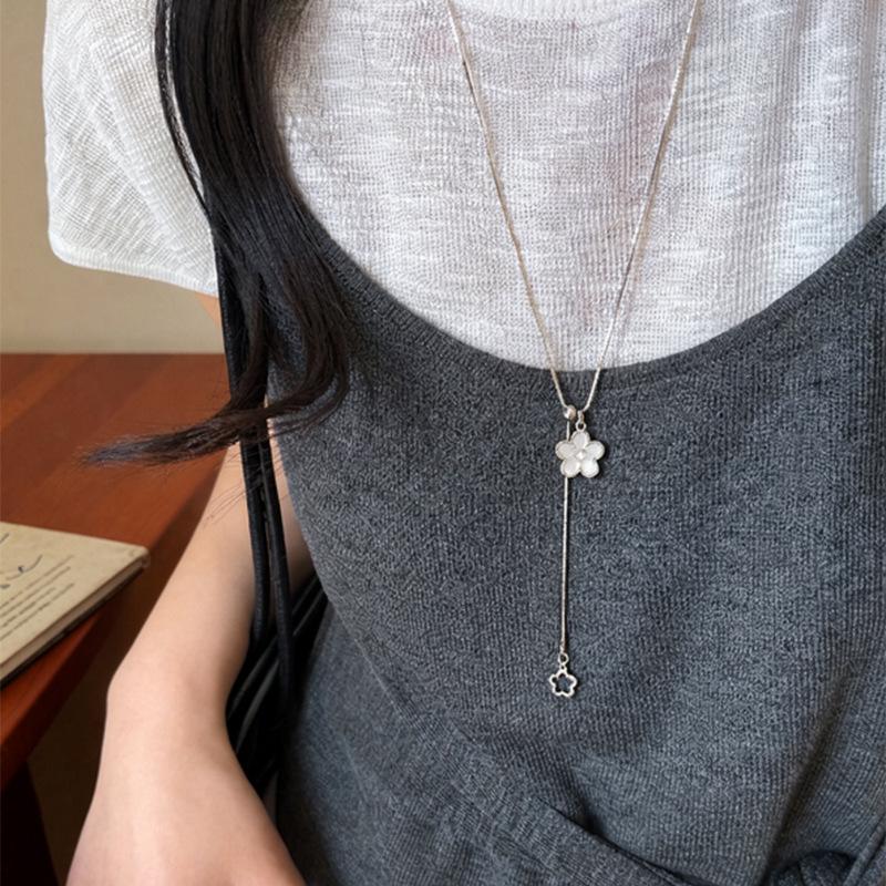 Versatile Sweet or Salty Flower Pull-Out Necklace: 2026 Korean Style Clavicle Chain for Women - Elegant High-Class Accessory