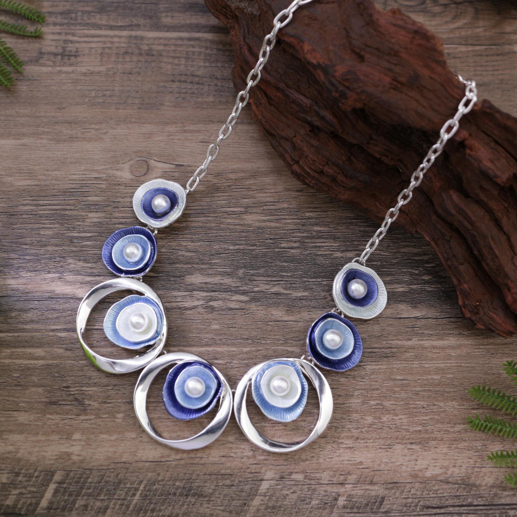 

Ladies Oil Drawing Hollow Circular Flower Necklace blue pearl